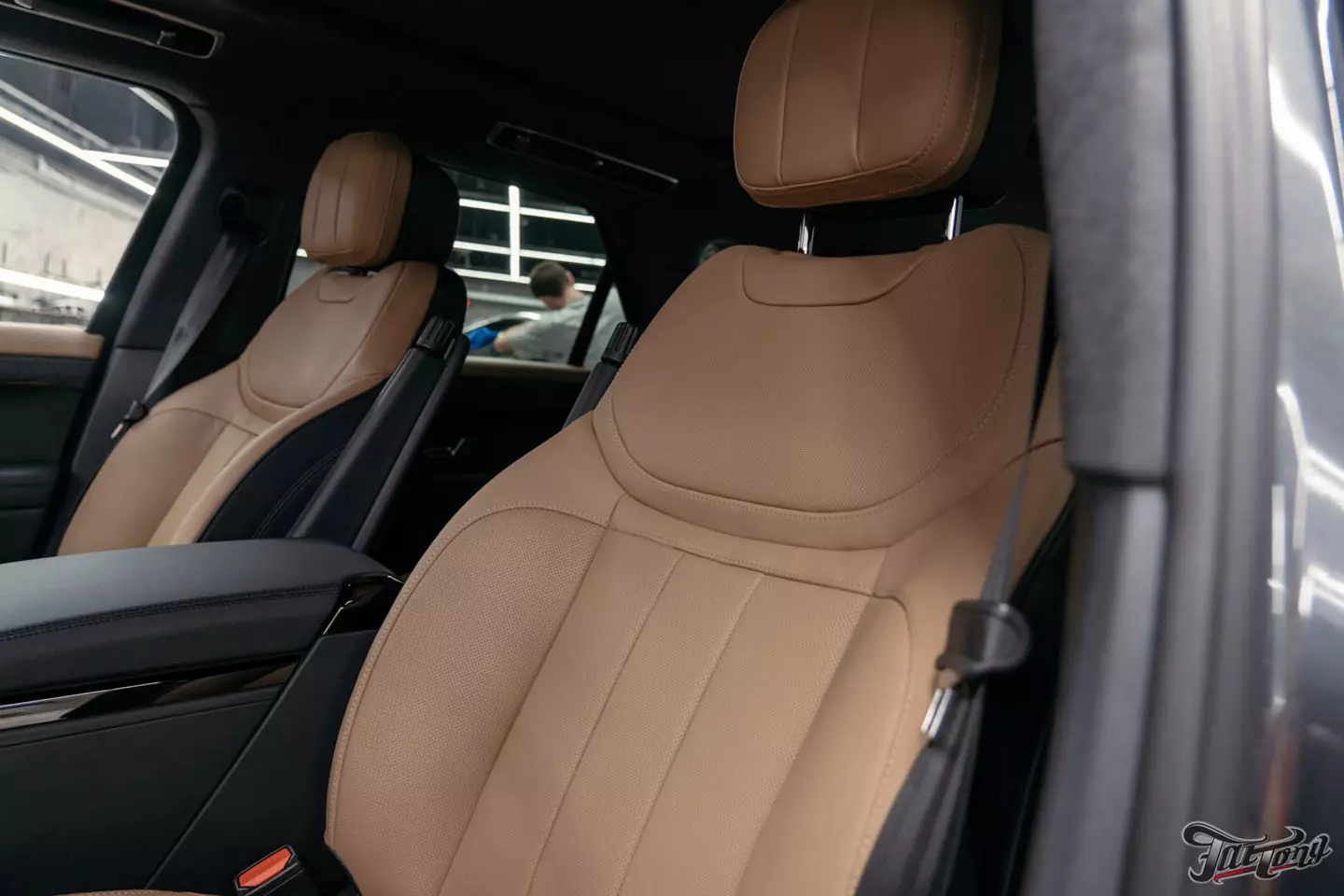 Оклеили Range Rover Sport в глянцевый полиуретан. Чистка салона и покрытие керамикой